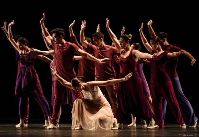 Grupo apresenta espetáculo de dança que discute relações e sentimentos humanos